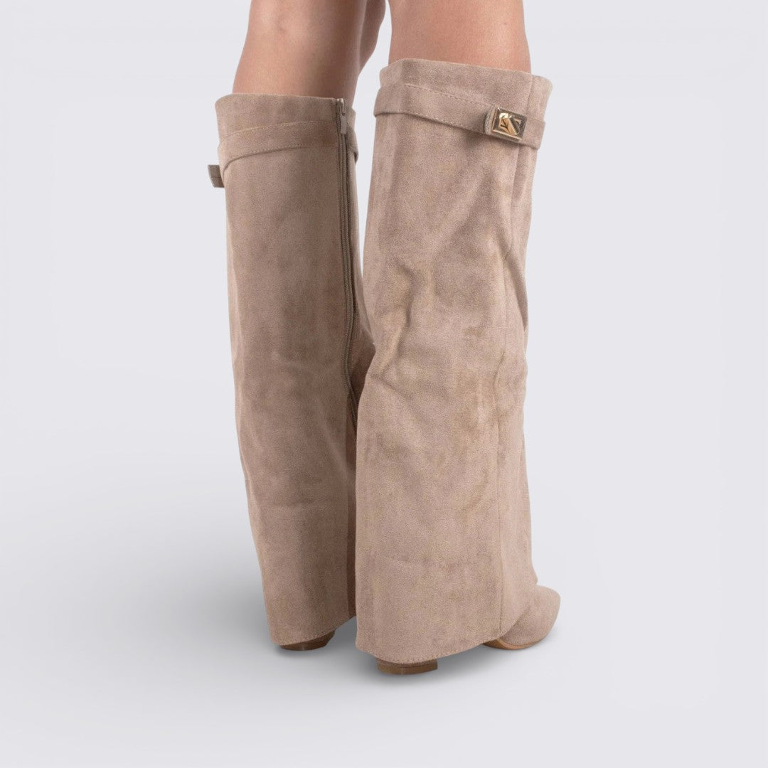 Lugane - Knöchelhohe Damenstiefel mit Schnallenriemen - Suede Shark Boots